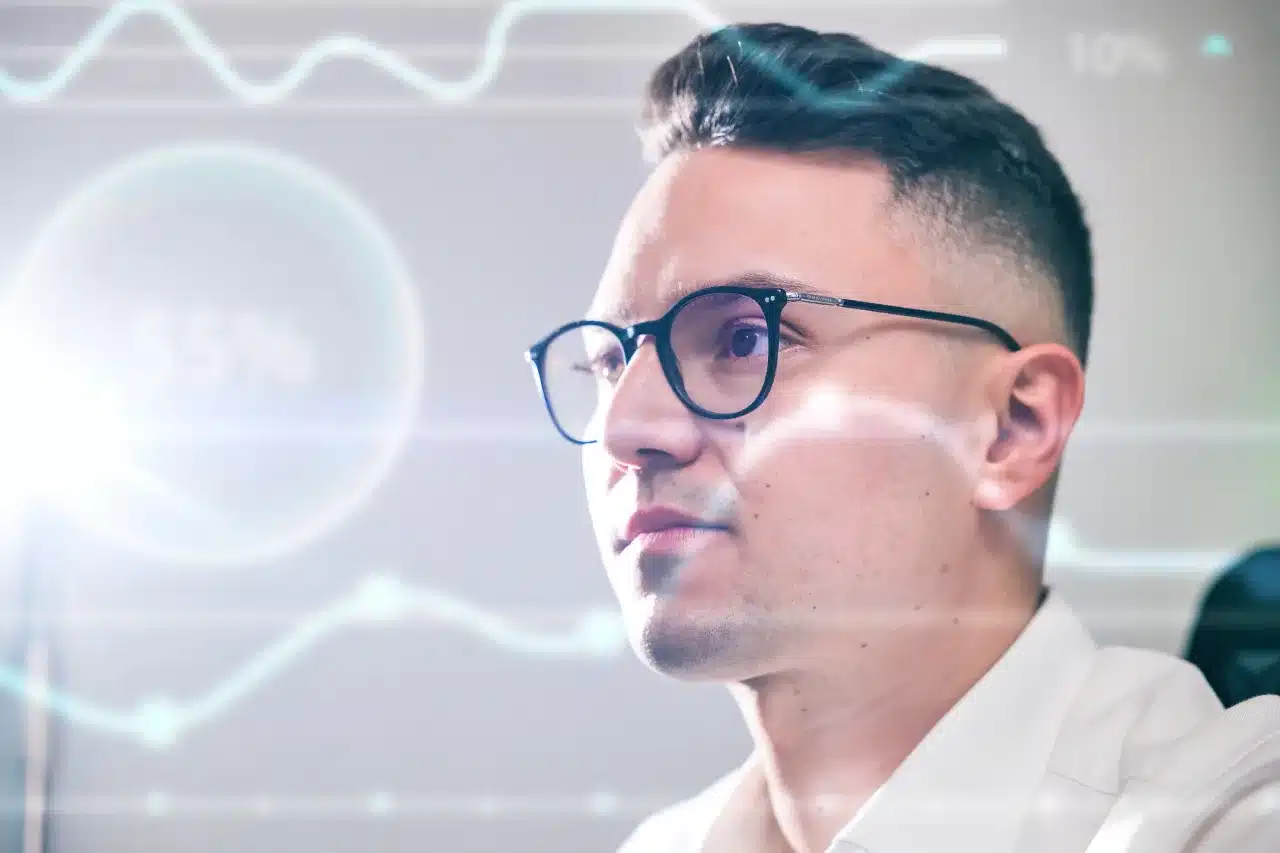 Ein Mann mit Brille blickt nachdenklich zur Seite, umgeben von abstrakten digitalen Grafiken. Die Linien und kreisförmigen Muster suggerieren eine futuristische Kulisse und erinnern an das komplexe Netz der Suchmaschinenoptimierung (SEO), das unsere digitale Landschaft prägt.